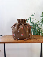 -Noël Bloom-ノエルに咲く刺繍巾着バッグ 【ブラウン】