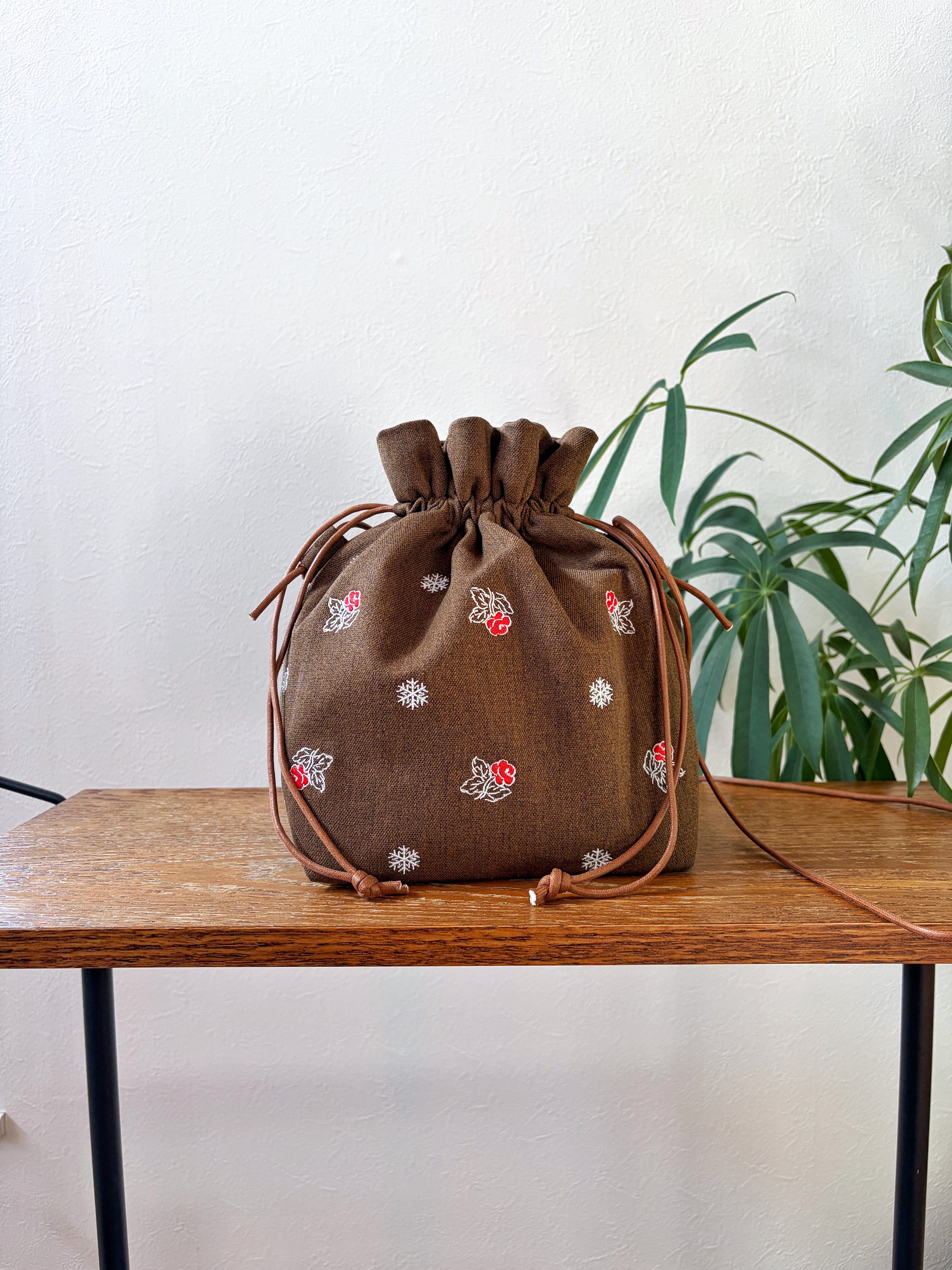 -Noël Bloom-ノエルに咲く刺繍巾着バッグ 【ブラウン】