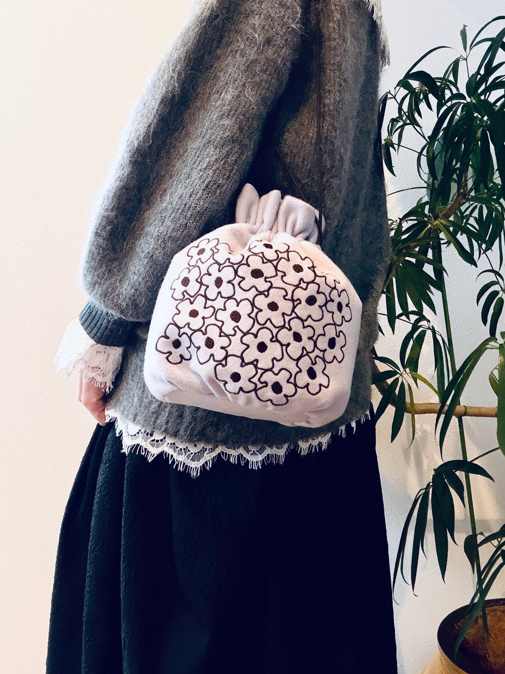 Daisy Embroidery Art Bag―気分をまとう持てるアート―