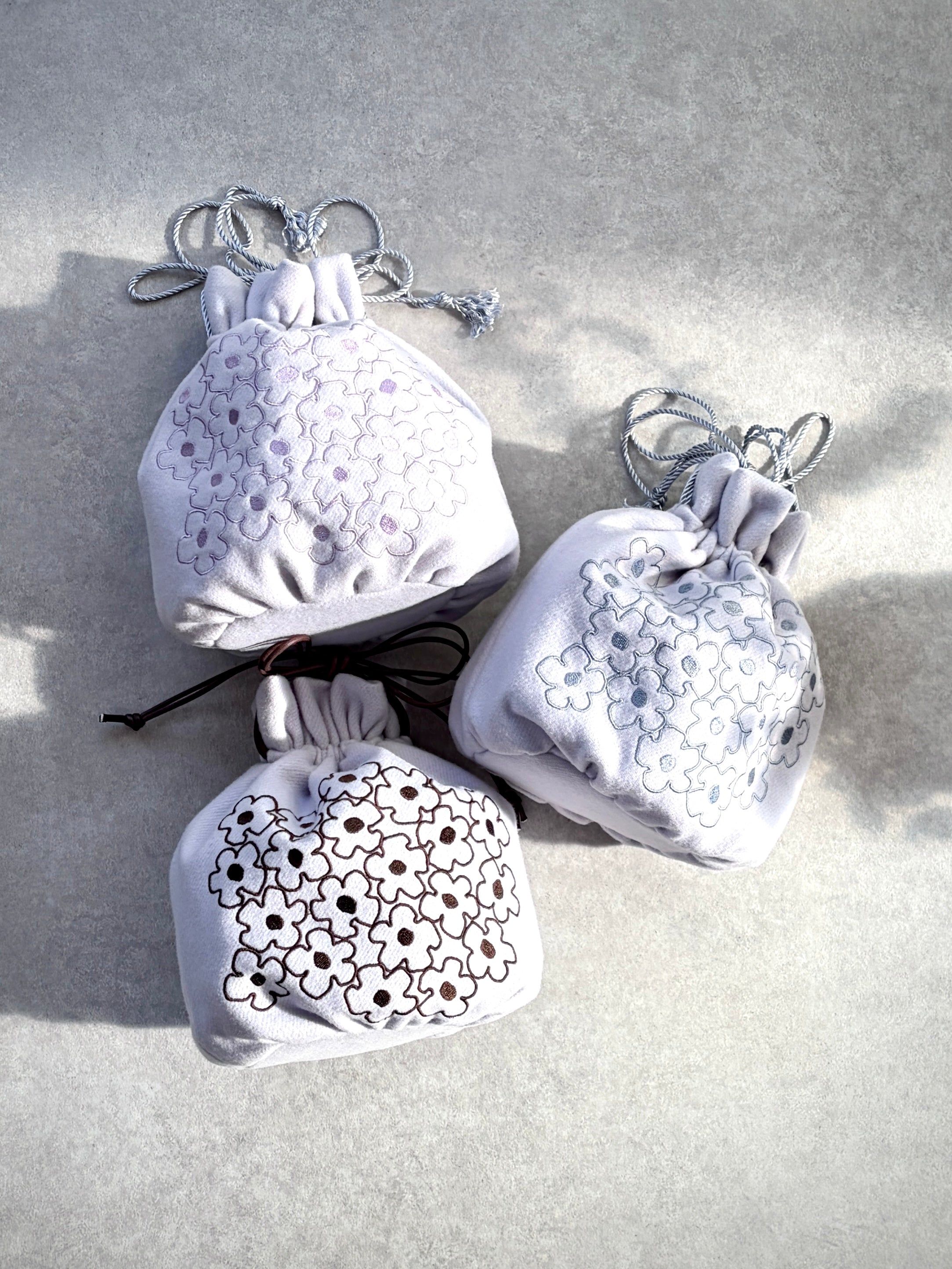 Daisy Embroidery Art Bag―気分をまとう持てるアート―