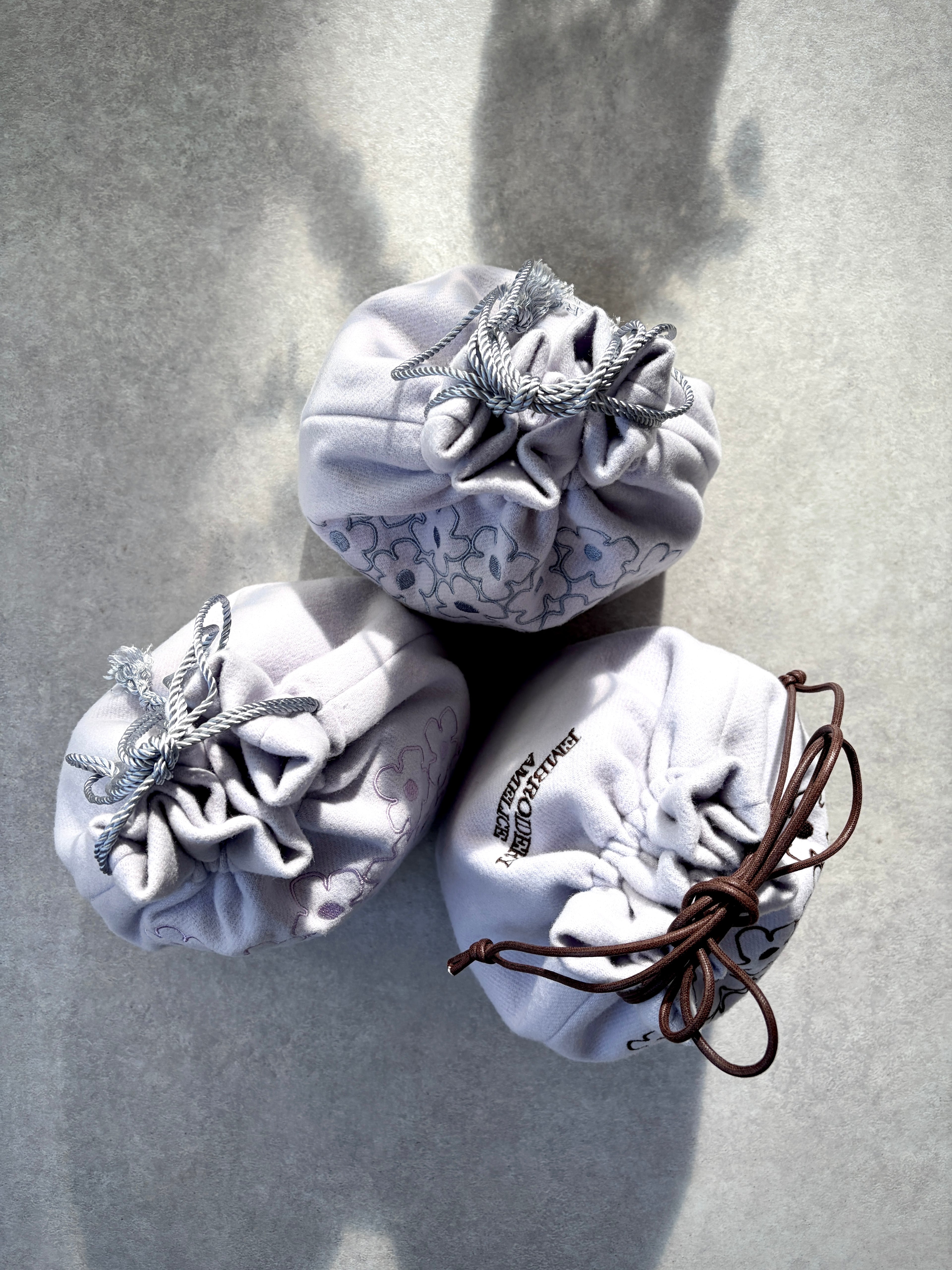 Daisy Embroidery Art Bag―気分をまとう持てるアート―