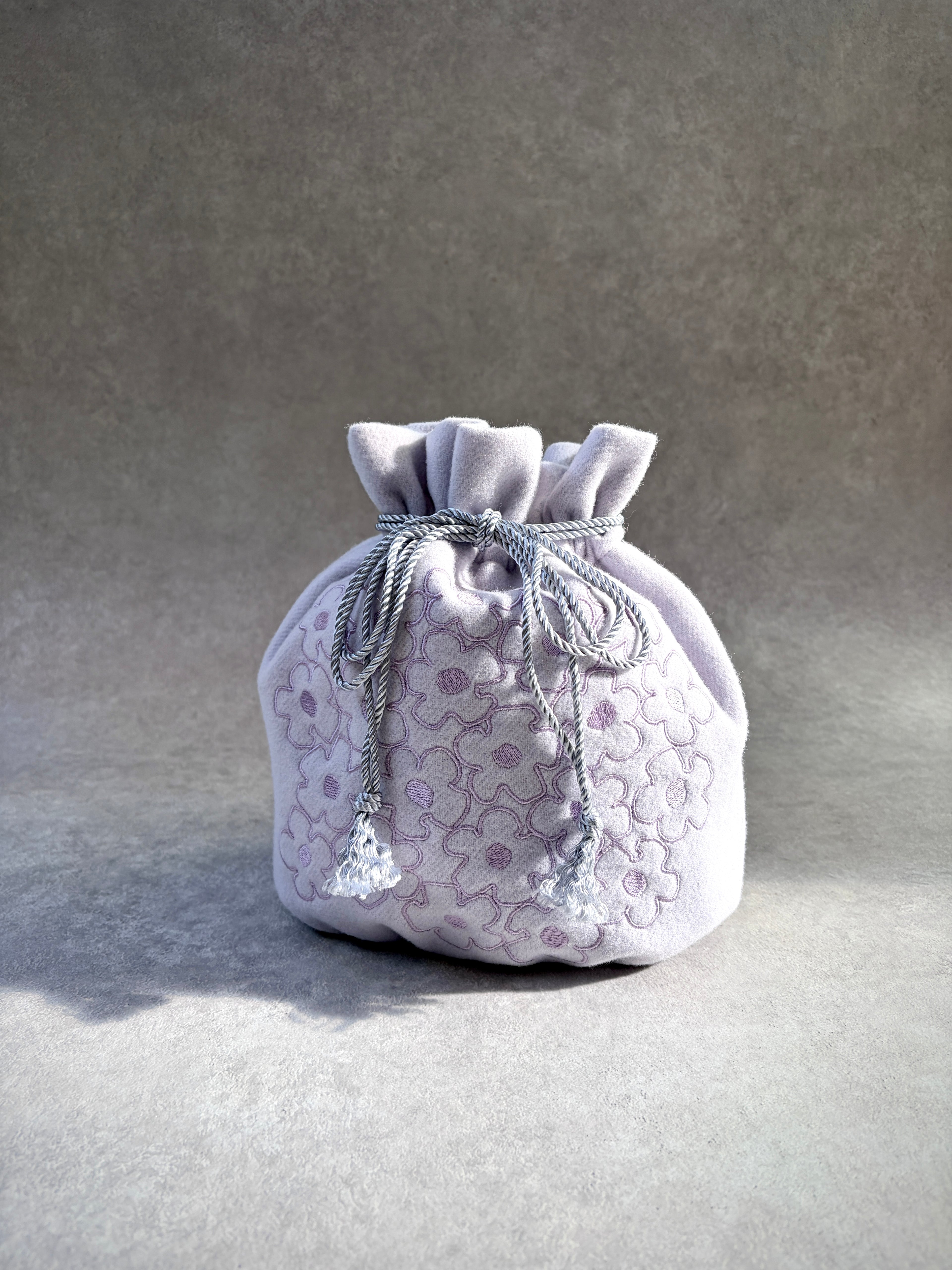 Daisy Embroidery Art Bag―気分をまとう持てるアート―