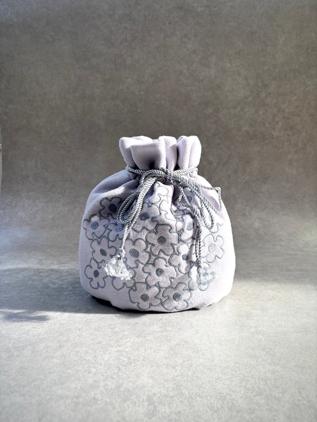 Daisy Embroidery Art Bag―気分をまとう持てるアート―