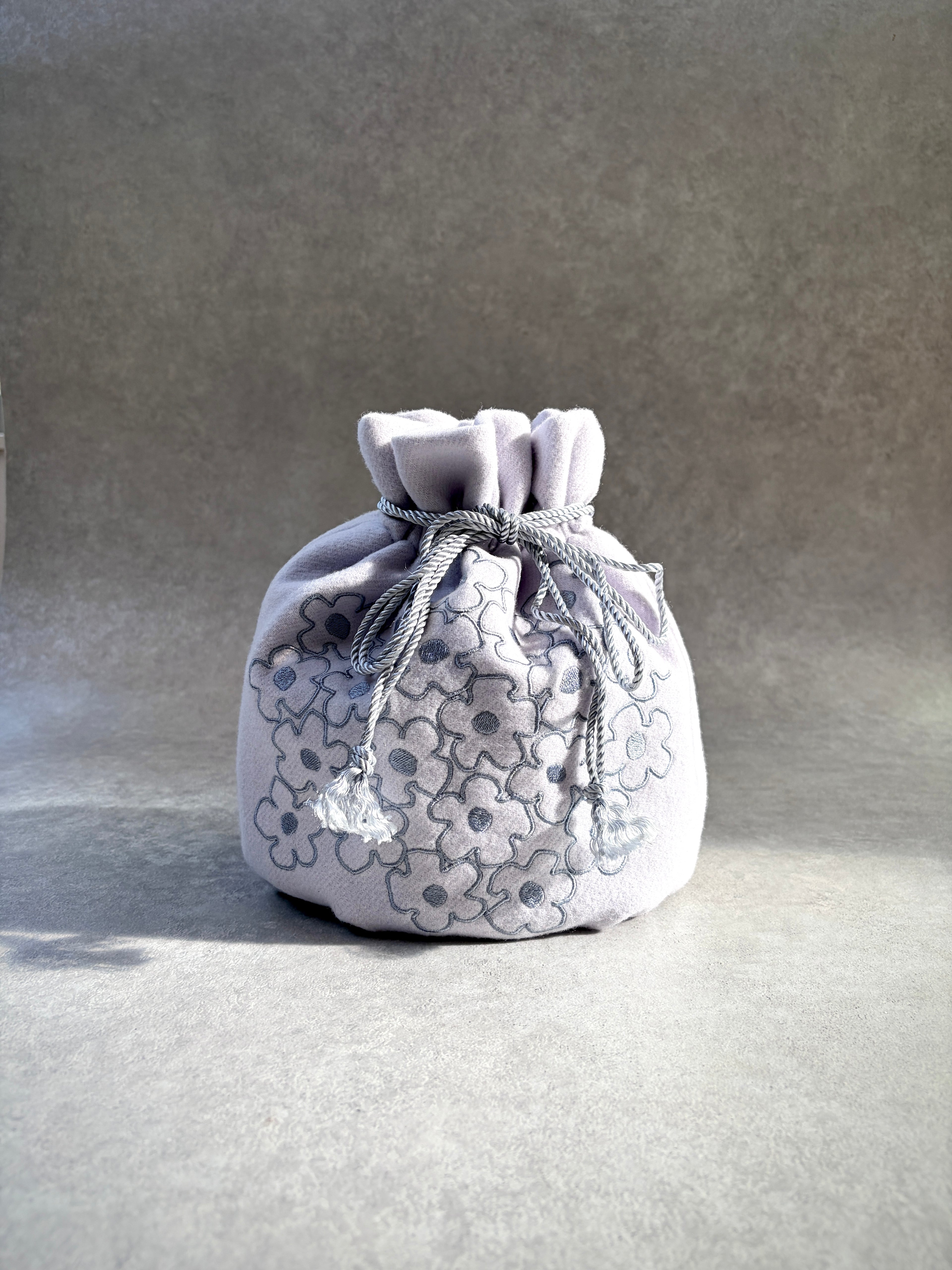 Daisy Embroidery Art Bag―気分をまとう持てるアート―
