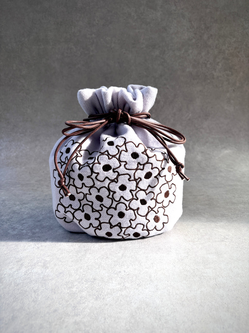 Daisy Embroidery Art Bag―気分をまとう持てるアート―