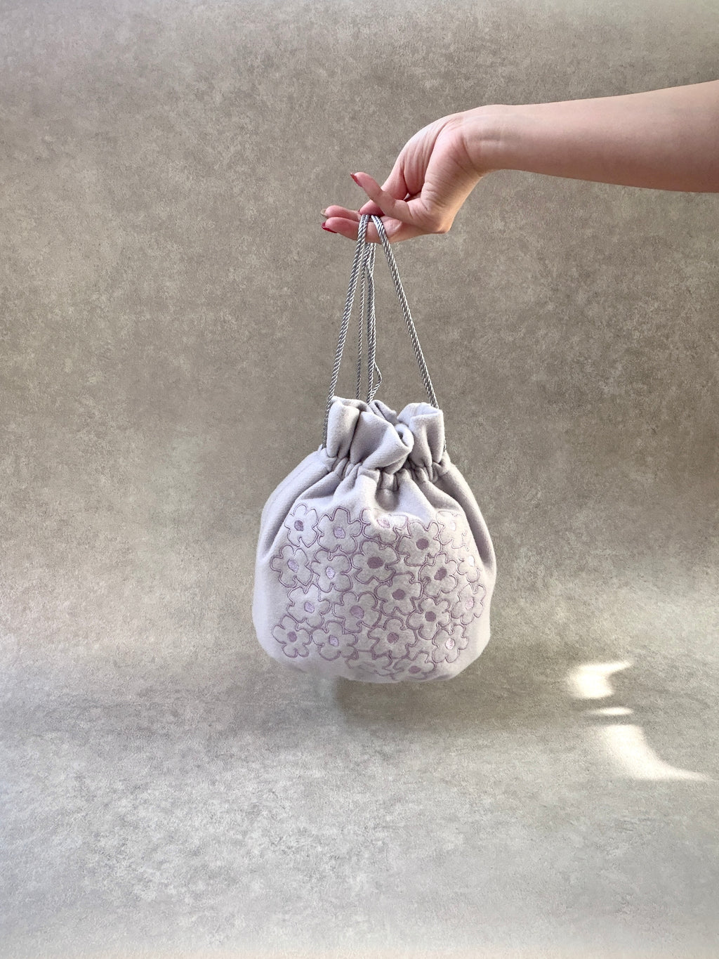 Daisy Embroidery Art Bag―気分をまとう持てるアート―