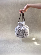 Daisy Embroidery Art Bag―気分をまとう持てるアート―