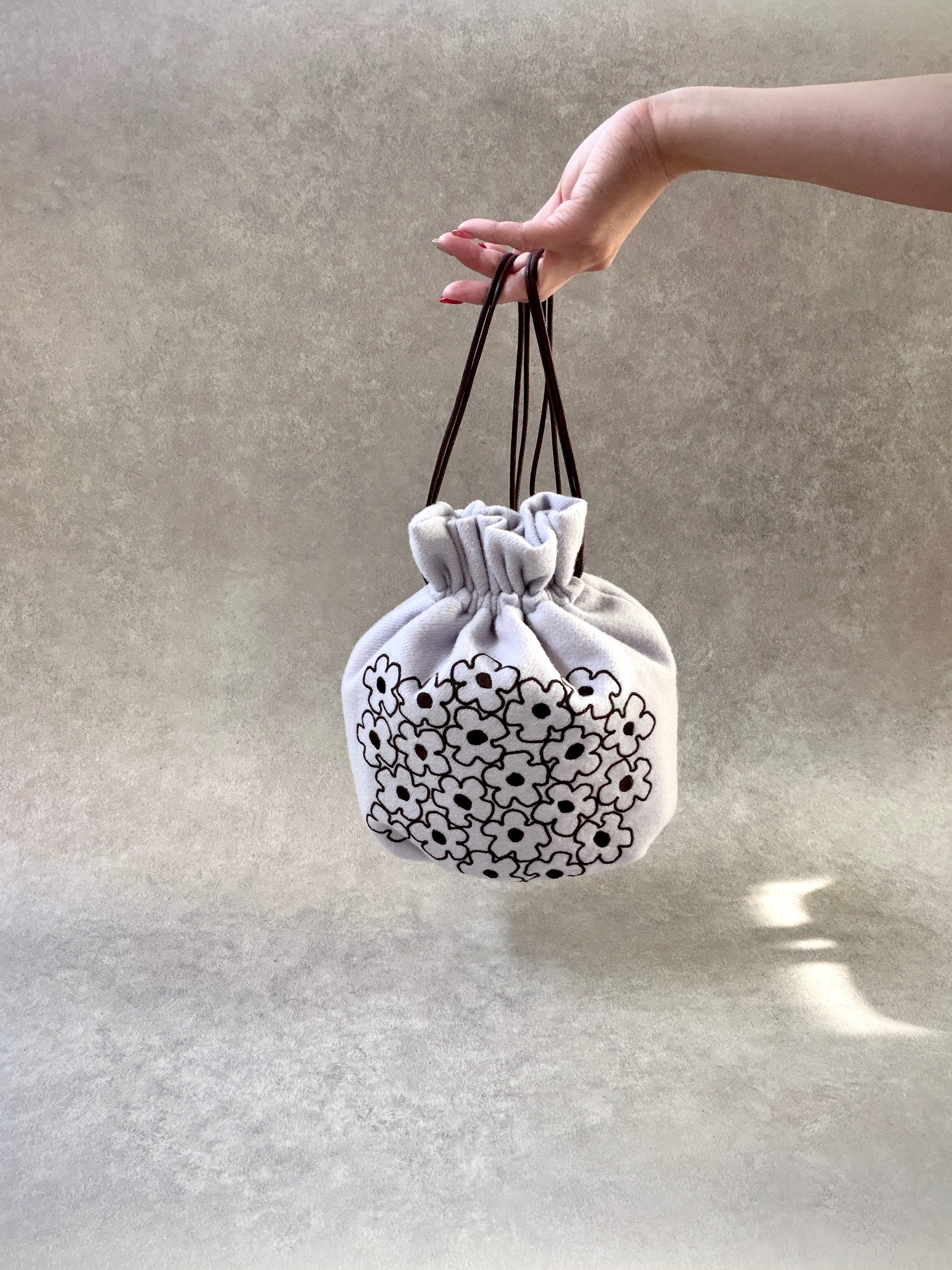 Daisy Embroidery Art Bag―気分をまとう持てるアート―