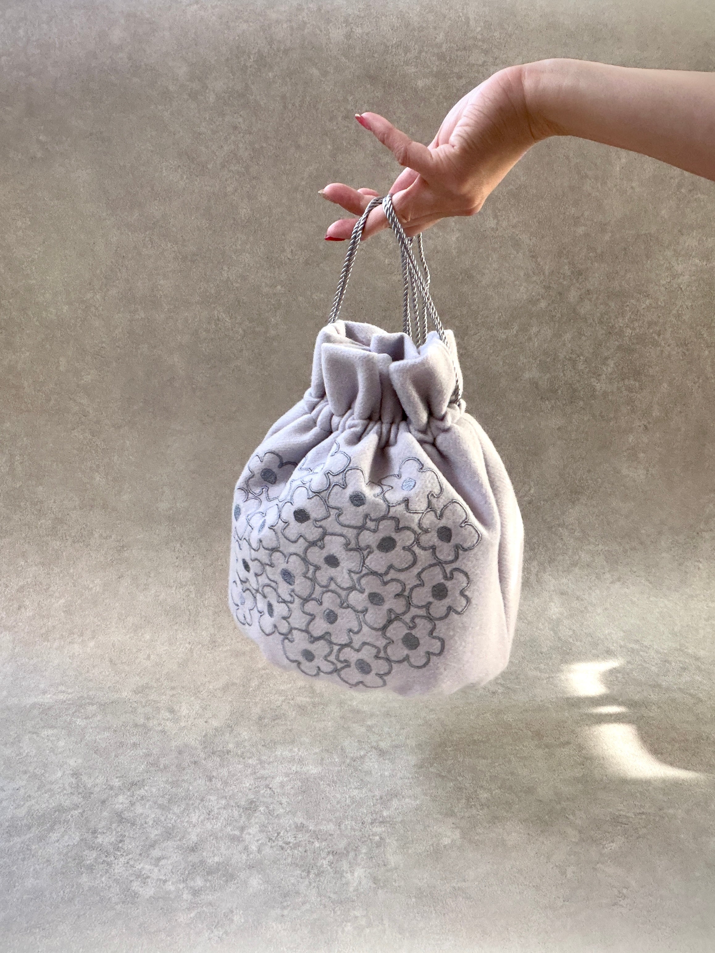 Daisy Embroidery Art Bag―気分をまとう持てるアート―