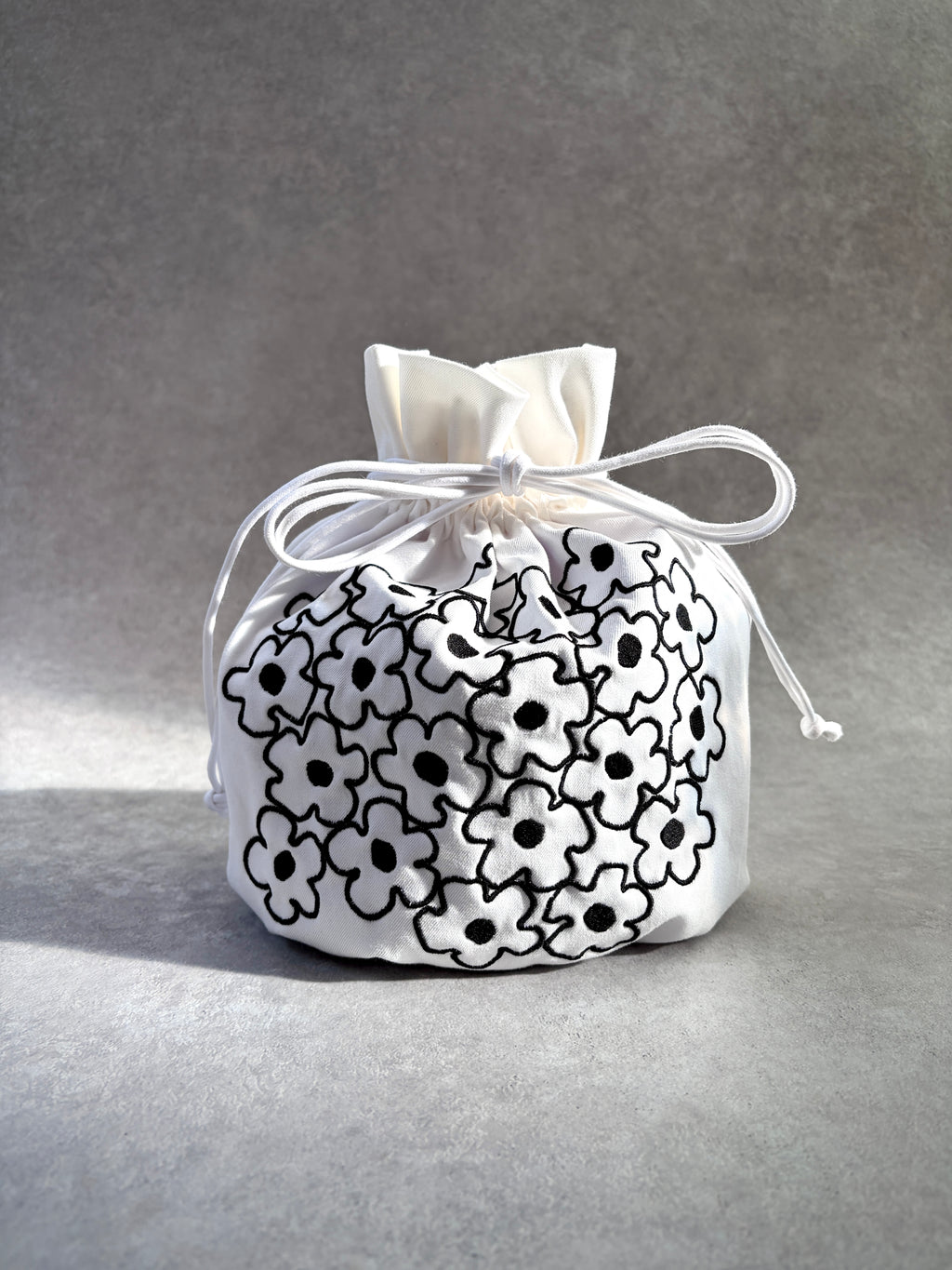 Daisy Embroidery Art Bag―気分をまとう持てるアート―White