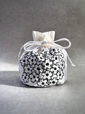 Daisy Embroidery Art Bag―気分をまとう持てるアート―White