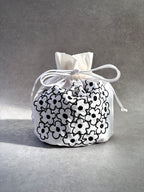 Daisy Embroidery Art Bag―気分をまとう持てるアート―White