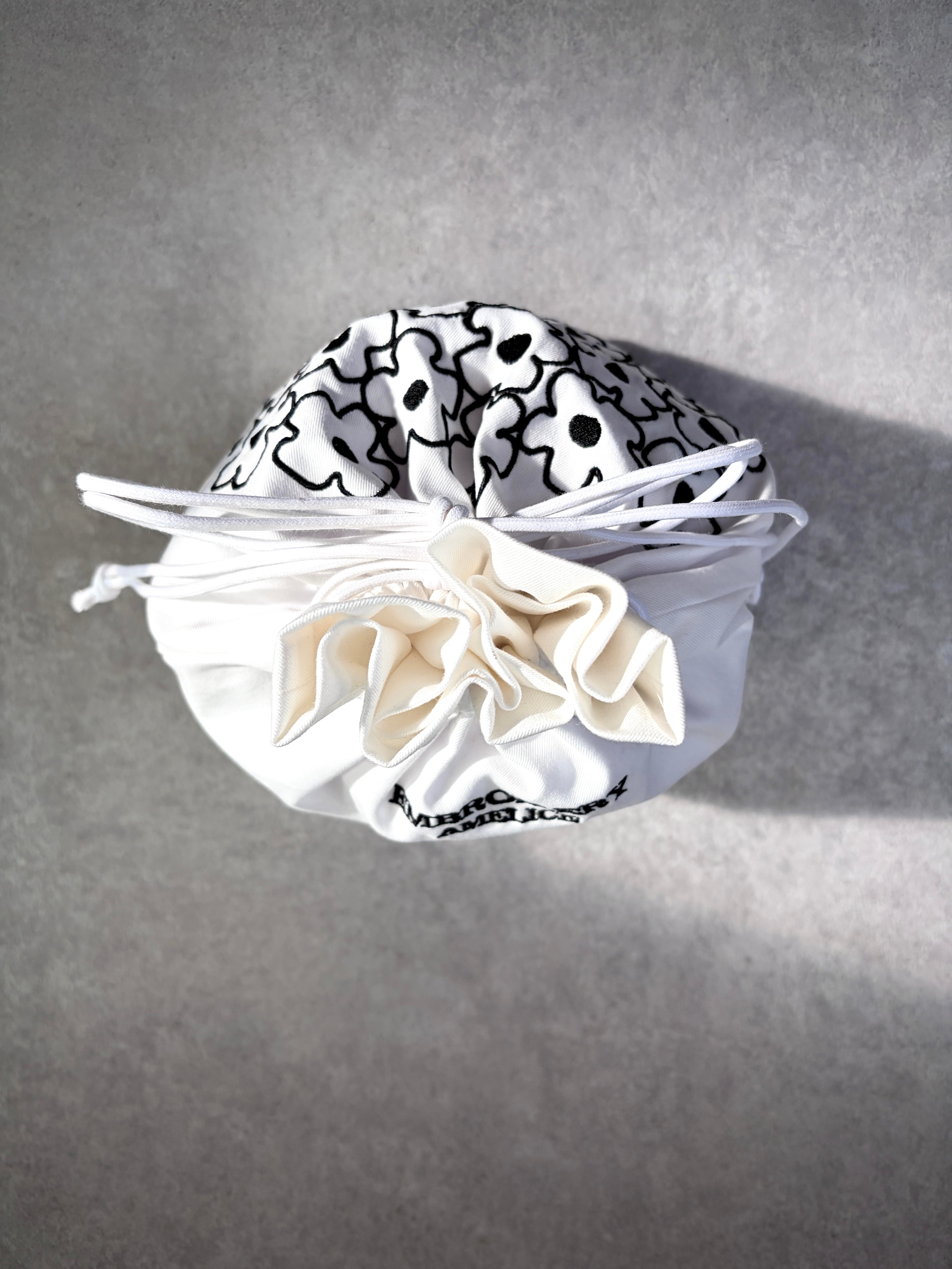 Daisy Embroidery Art Bag―気分をまとう持てるアート―White