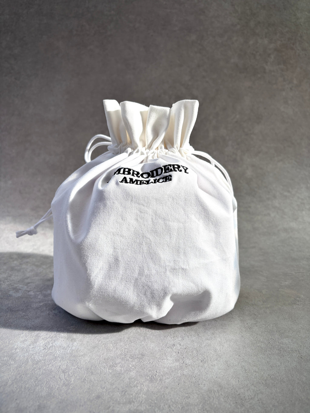 Daisy Embroidery Art Bag―気分をまとう持てるアート―White