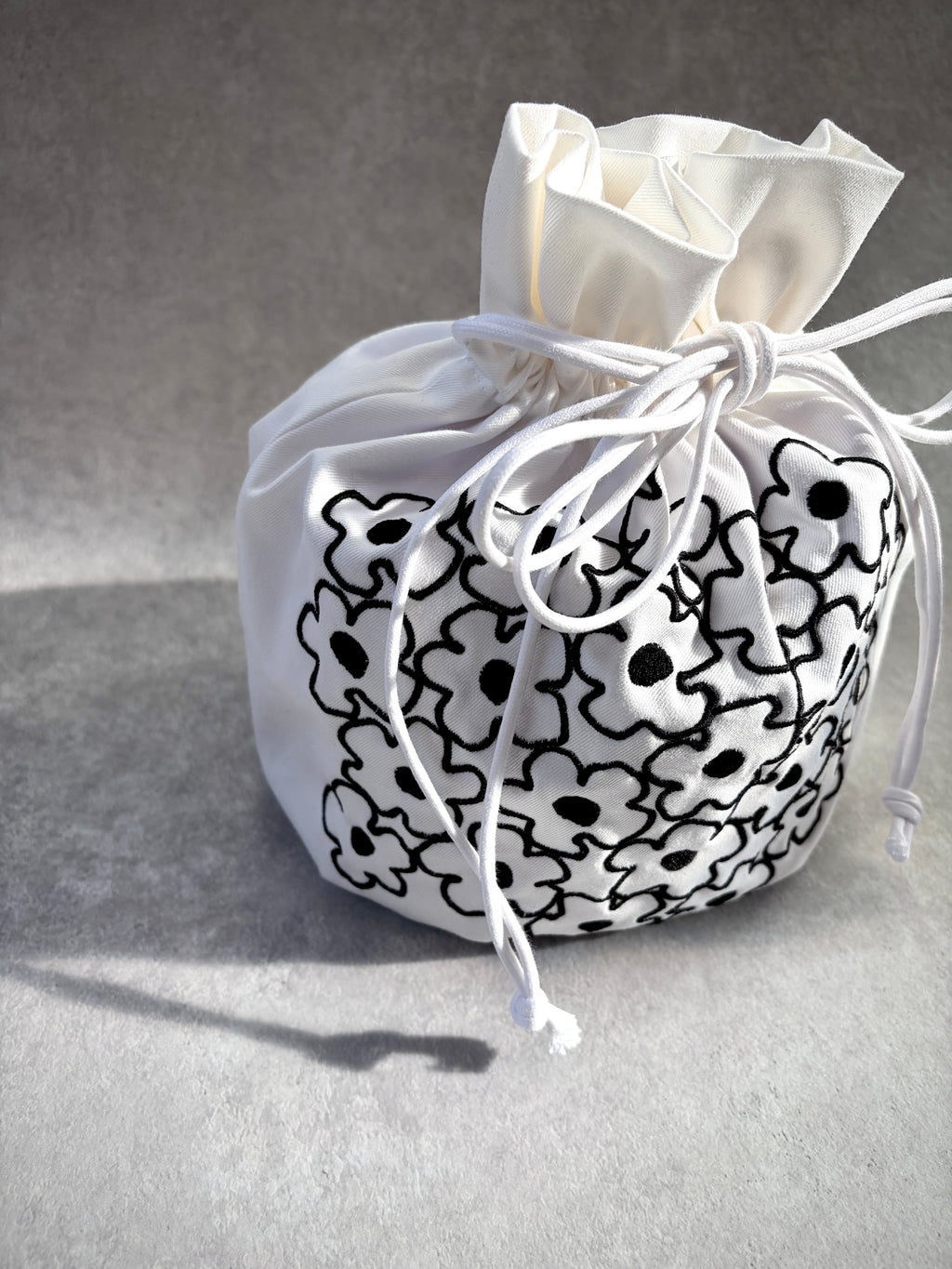 Daisy Embroidery Art Bag―気分をまとう持てるアート―White