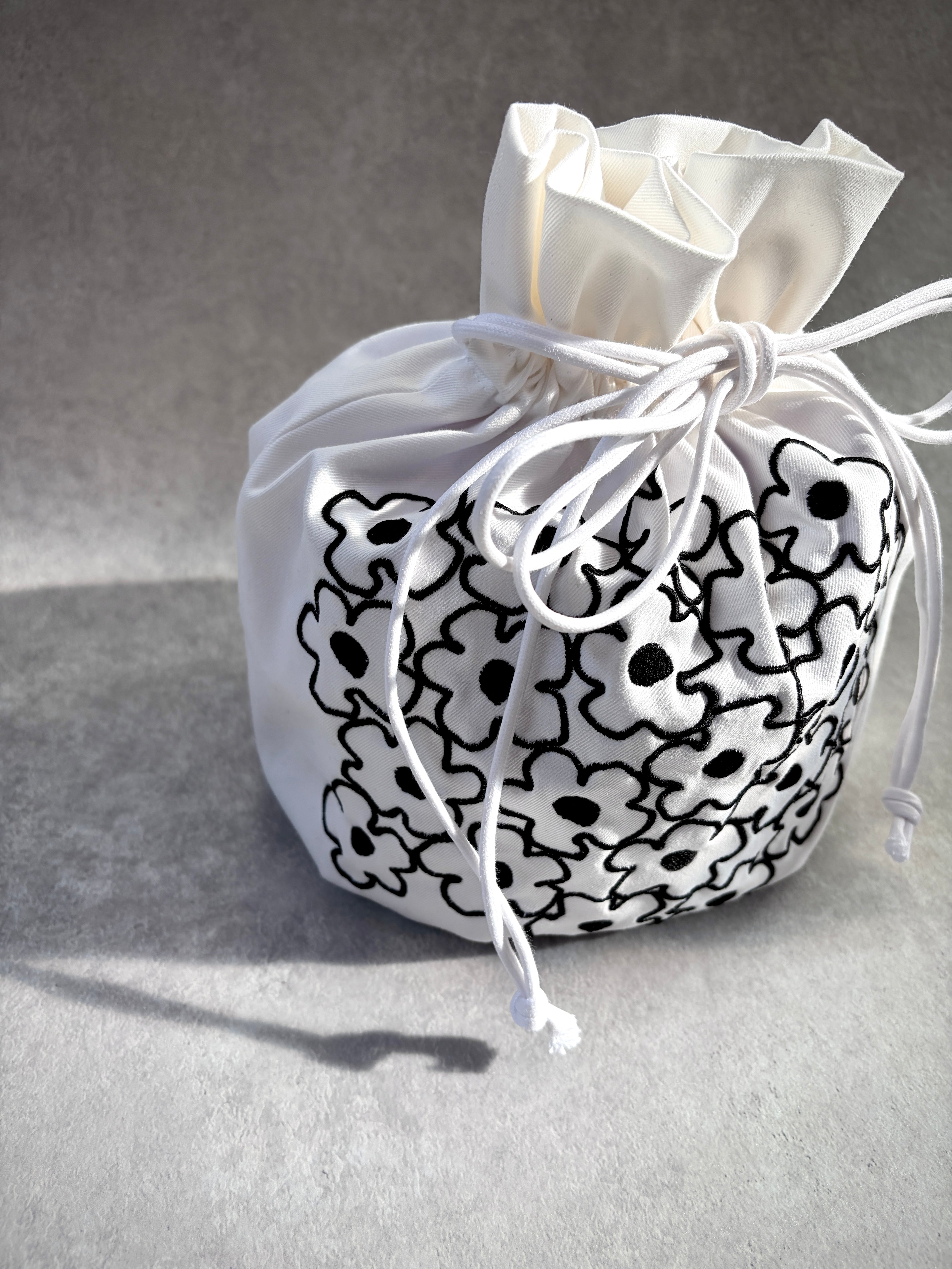 Daisy Embroidery Art Bag―気分をまとう持てるアート―White