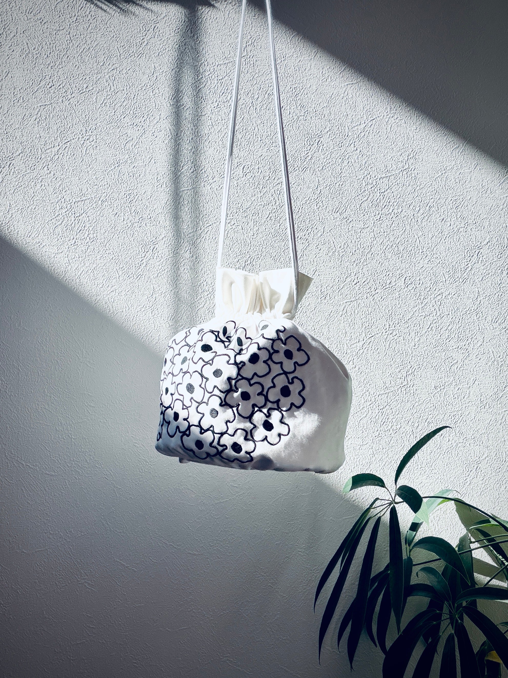 Daisy Embroidery Art Bag―気分をまとう持てるアート―White