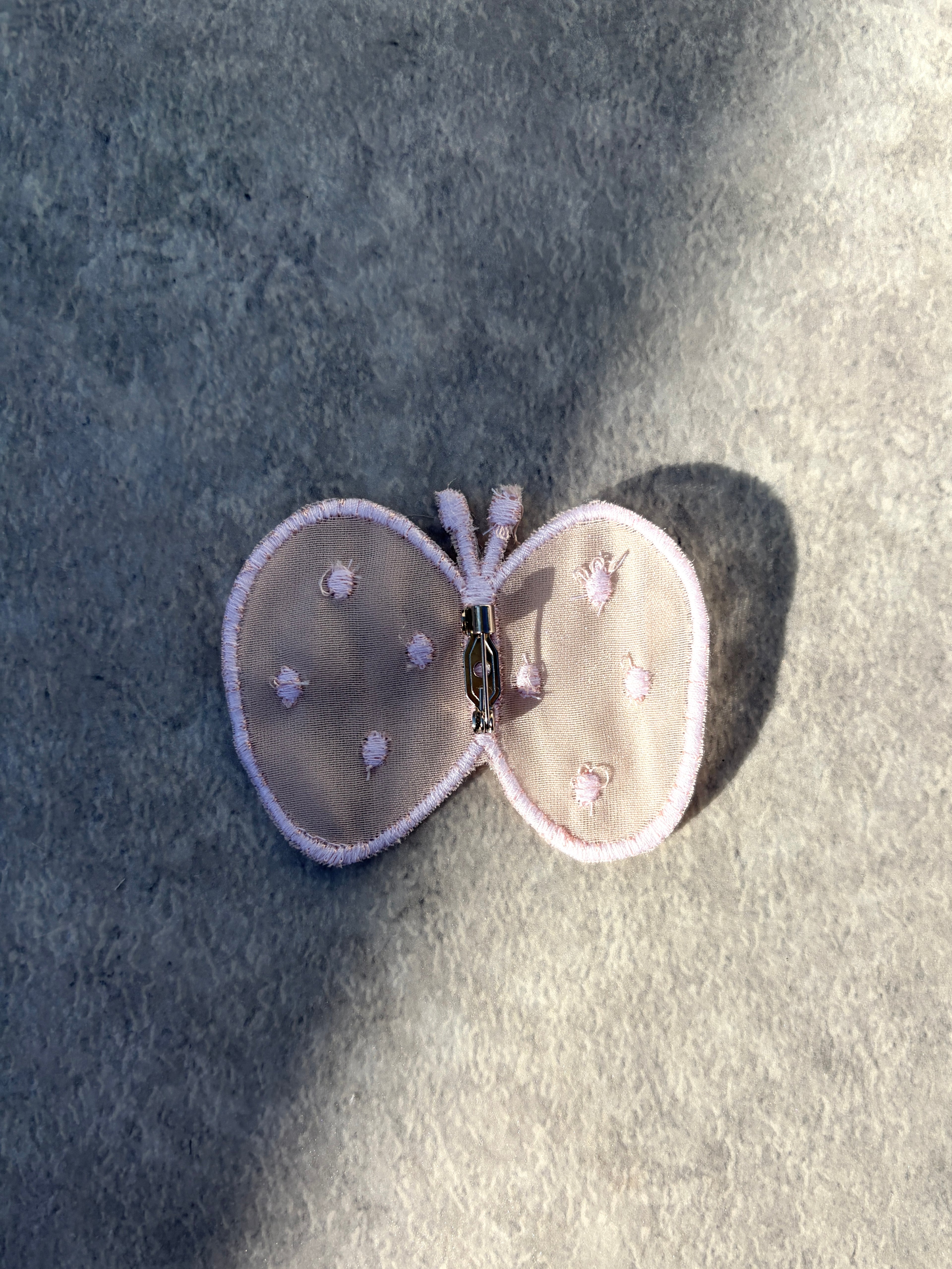 -春を運ぶ- ドットバタフライ刺繍ブローチ