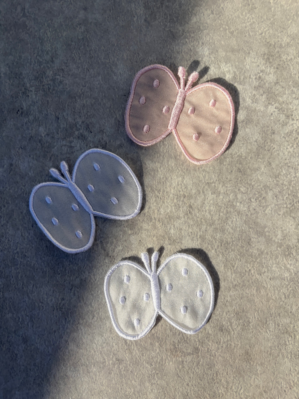 -春を運ぶ- ドットバタフライ刺繍ブローチ