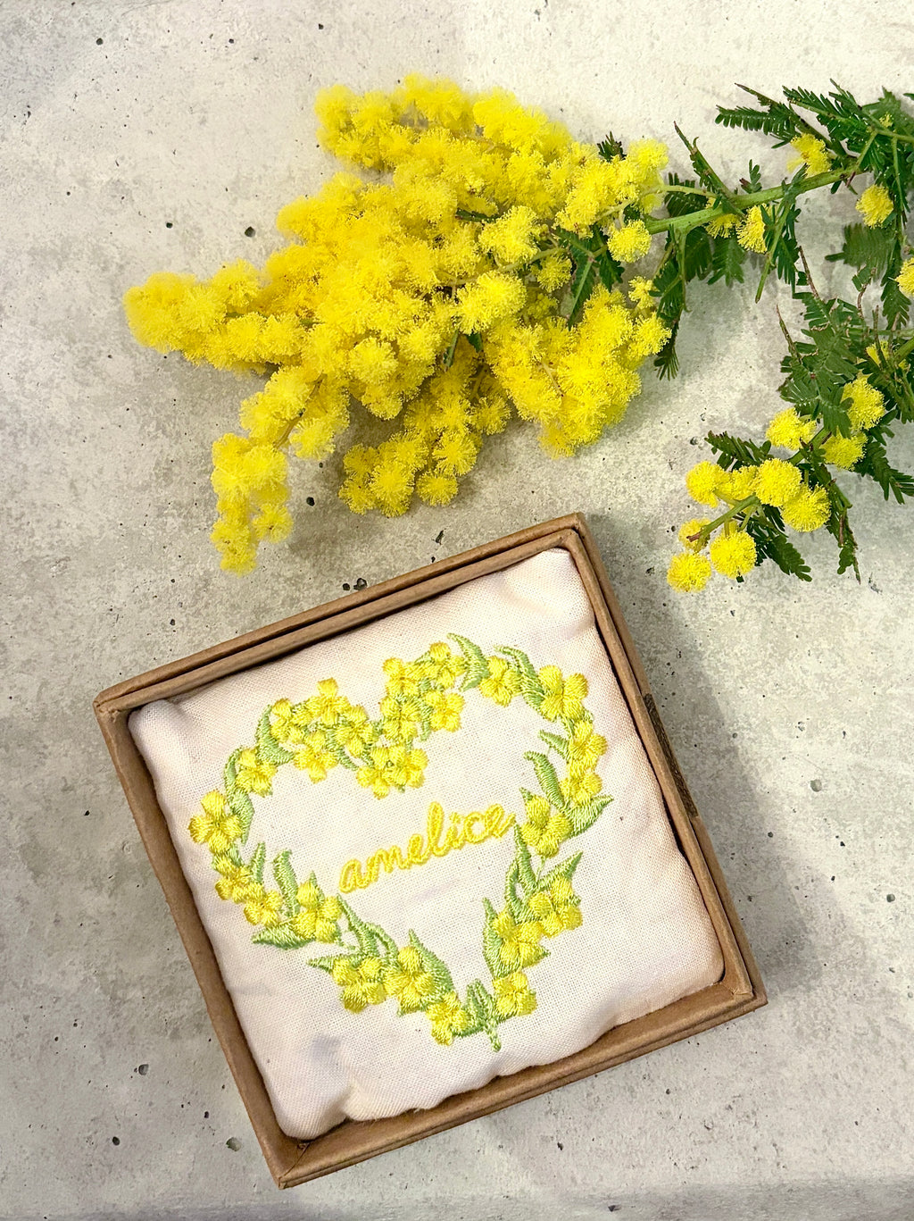 -春を運ぶ- ドットバタフライ刺繍ブローチ