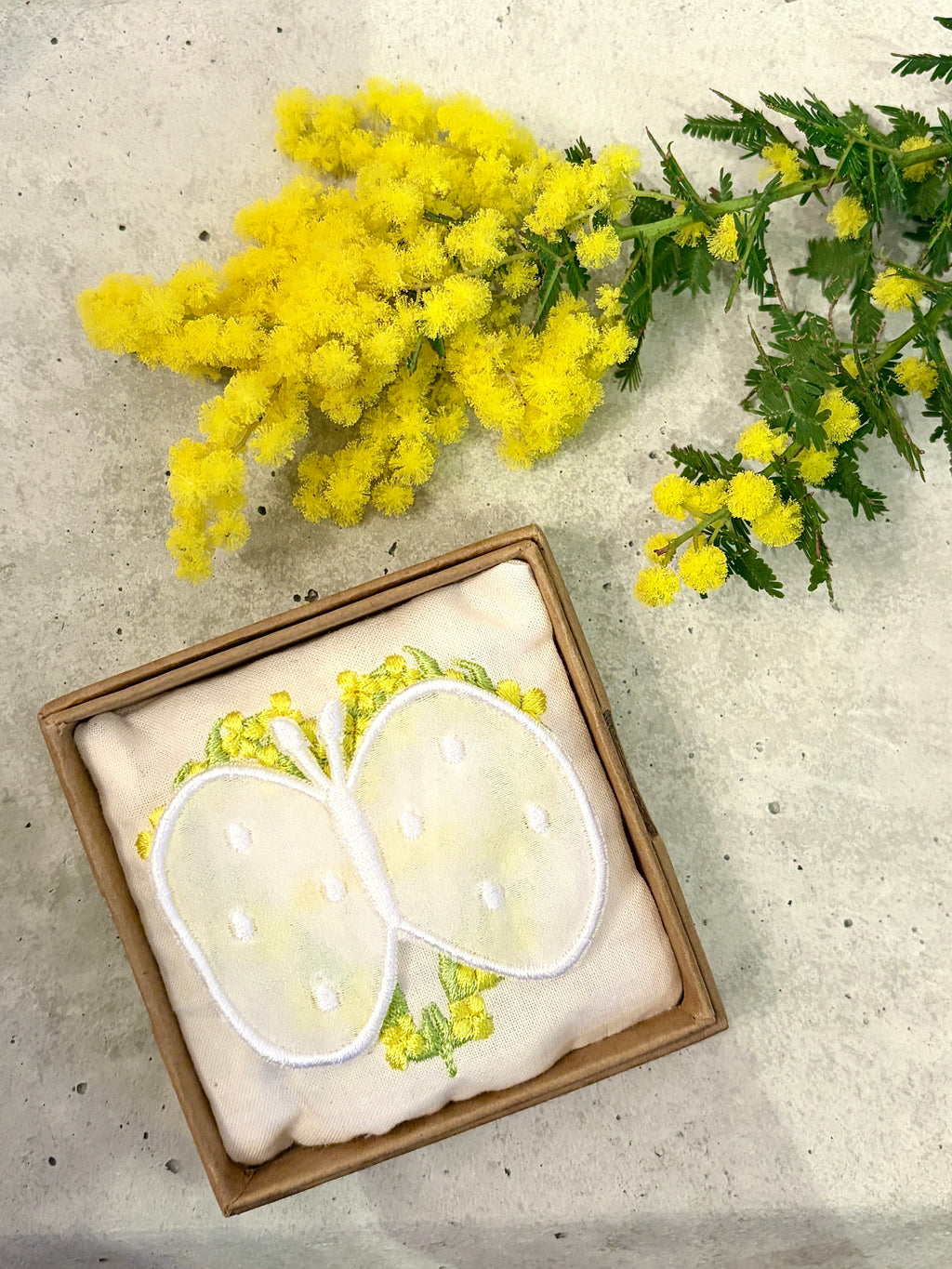 -春を運ぶ- ドットバタフライ刺繍ブローチ