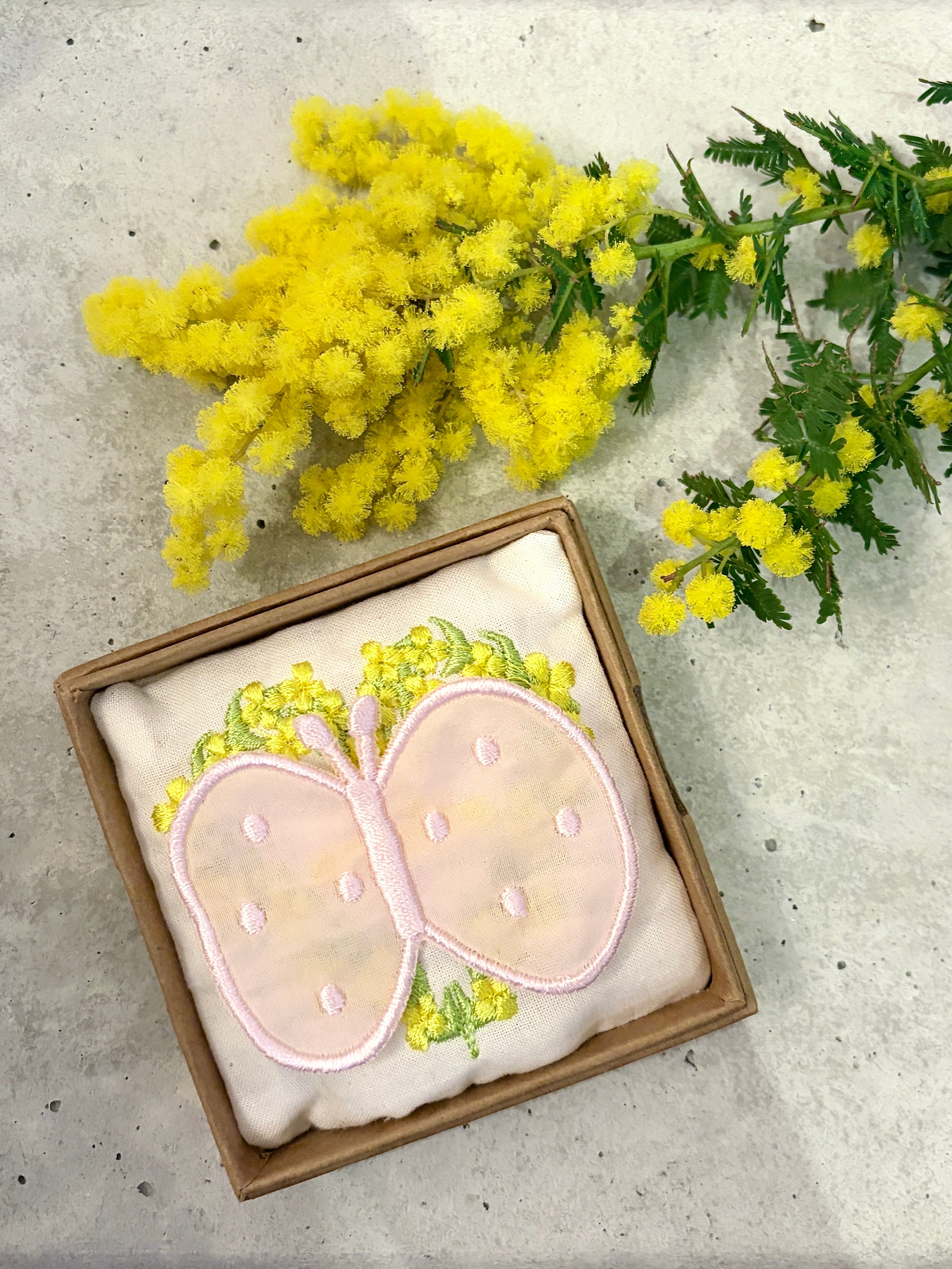 -春を運ぶ- ドットバタフライ刺繍ブローチ