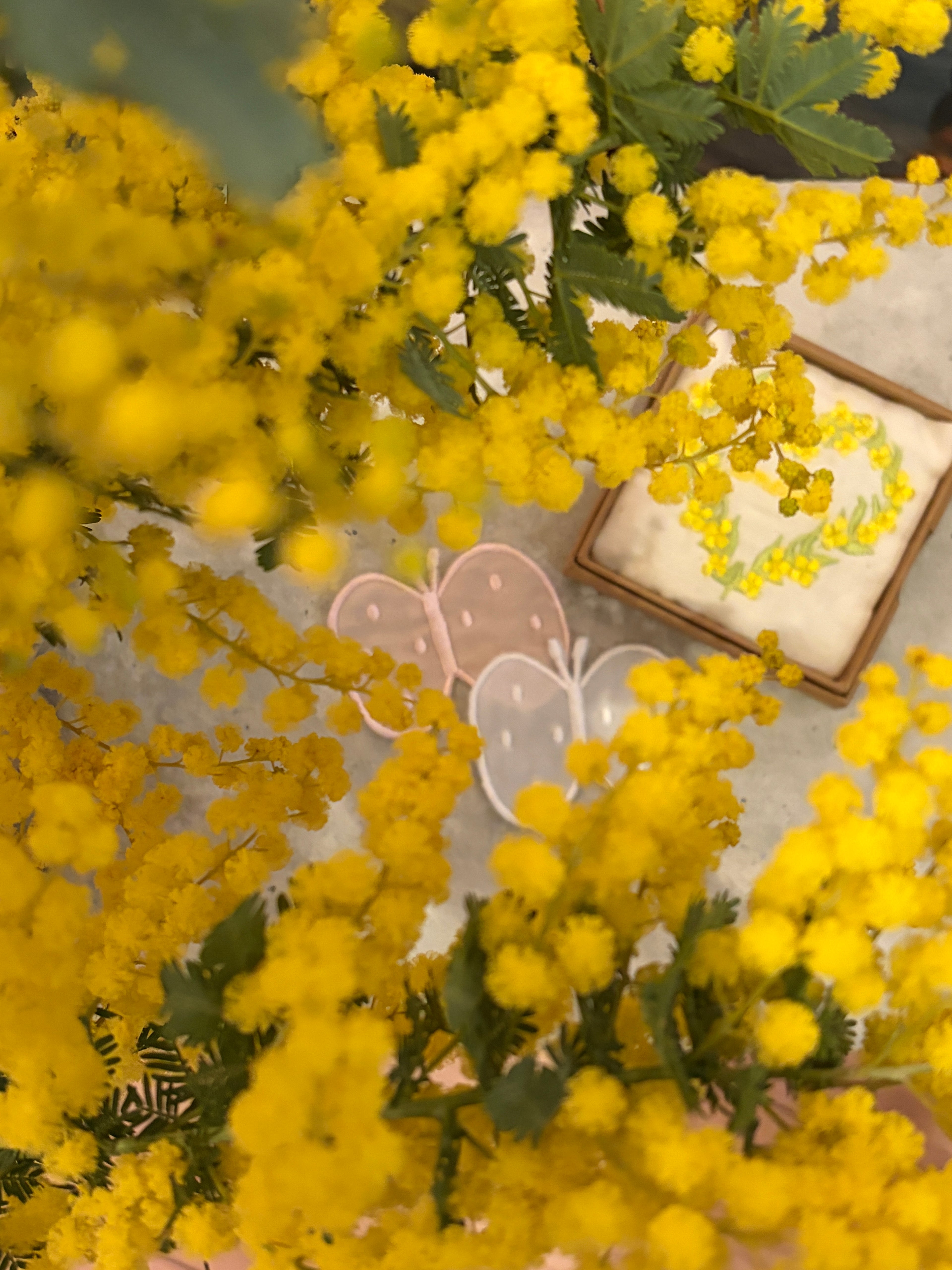 -春を運ぶ- ドットバタフライ刺繍ブローチ